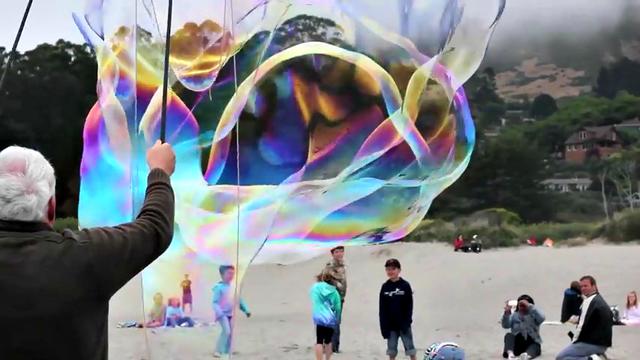 Bermain Gelembung Sabun Raksasa di Pantai
