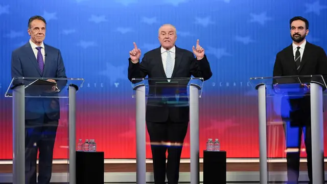 Kandidat Partai Republik Curtis Sliwa (tengah) berbicara dalam debat pemilihan wali kota New York City bersama kandidat independen, mantan Gubernur New York Andrew Cuomo (kiri), dan kandidat Partai Demokrat Zohran Mamdani, pada Kamis (16/10/2025).
