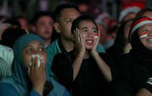 FOTO: Tegang dan Cemas, Begini Ekspresi Suporter Saat Nobar Timnas Indonesia U-23 vs Irak di Monas