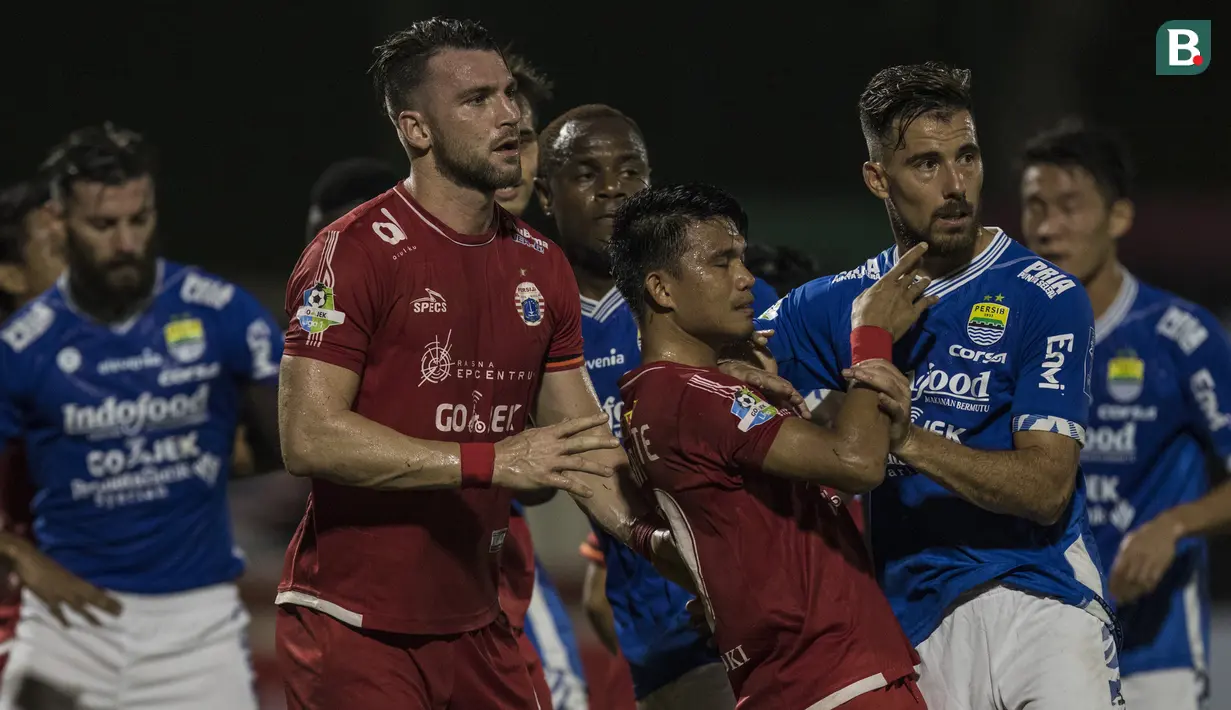 Gelandang Persija Jakarta, Sandi Sute, saling dorong dengan striker Persib Bandung, Jonathan Bauman, pada laga Liga 1 di Stadion PTIK, Jakarta, Sabtu (30/6/2018). Persija menang 1-0 atas Persib. (Bola.com/Vitalis Yogi Trisna)