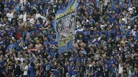 Bobotoh saat mendukung Persib Bandung melawan Persiwa Wamena pada laga Piala Indonesia di Stadion Si Jalak Harupat, Bandung, Senin (11/2). Persib menang 7-0 atas Persiwa. (Bola.com/M Iqbal Ichsan)