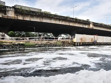 Kondisi limbah busa yang mencemari Kali Ancol, Jakarta Utara, Rabu (16/3/2022). Munculnya busa tersebut diduga berasal dari limbah rumah tangga dan industri akibat belum efektifnya Instalasi Pengolahan Air Limbah (IPAL). (merdeka.com/Iqbal S. Nugroho)