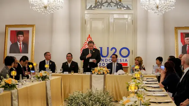 Penyerahan Komunike Urban 20 G20 kepada Menteri Koordinator Perekonomian Airlangga Hartarto.