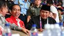 Presiden Joko Widodo dan Ketua Umum Pengurus Besar Ikatan Pencak Silat Indonesia (IPSI) Prabowo Subianto berbincang dengan Wakil Presiden Jusuf Kalla saat menyaksikan pencak silat Asian Games 2018, Jakarta, Rabu (29/8). (Liputan6.com/HO/Biro Pers Setpres)