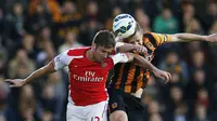 Striker Arsenal Olivier Giroud berduel di udara dengan bek Hull City Michael Dawson (Reuters/Andrew Yates Livepic)