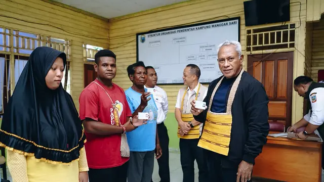Anggota Komisi II DPR RI Komarudin Watubun memantau pelayanan jemput bola administrasi kependudukan warga yang belum memiliki KTP elektronik.