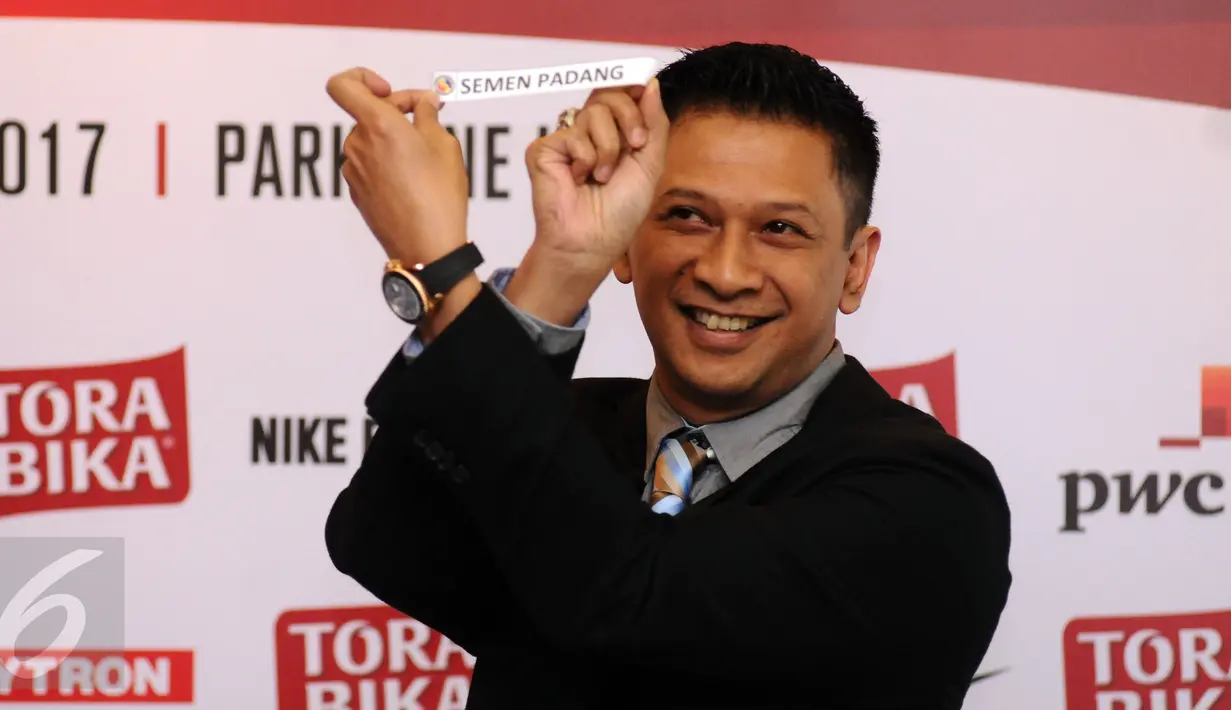 Ketua OC, Iwan Budianto menunjukkan nama tim saat undian jadwal pertandingan babak 8 besar Piala Presiden 2017 di Jakarta, Selasa (21/2). Babak 8 besar Piala Presiden 2017 digelar di Stadion Manahan, Solo 25-26 Februari. (Liputan6.com/Helmi Fithriansyah)