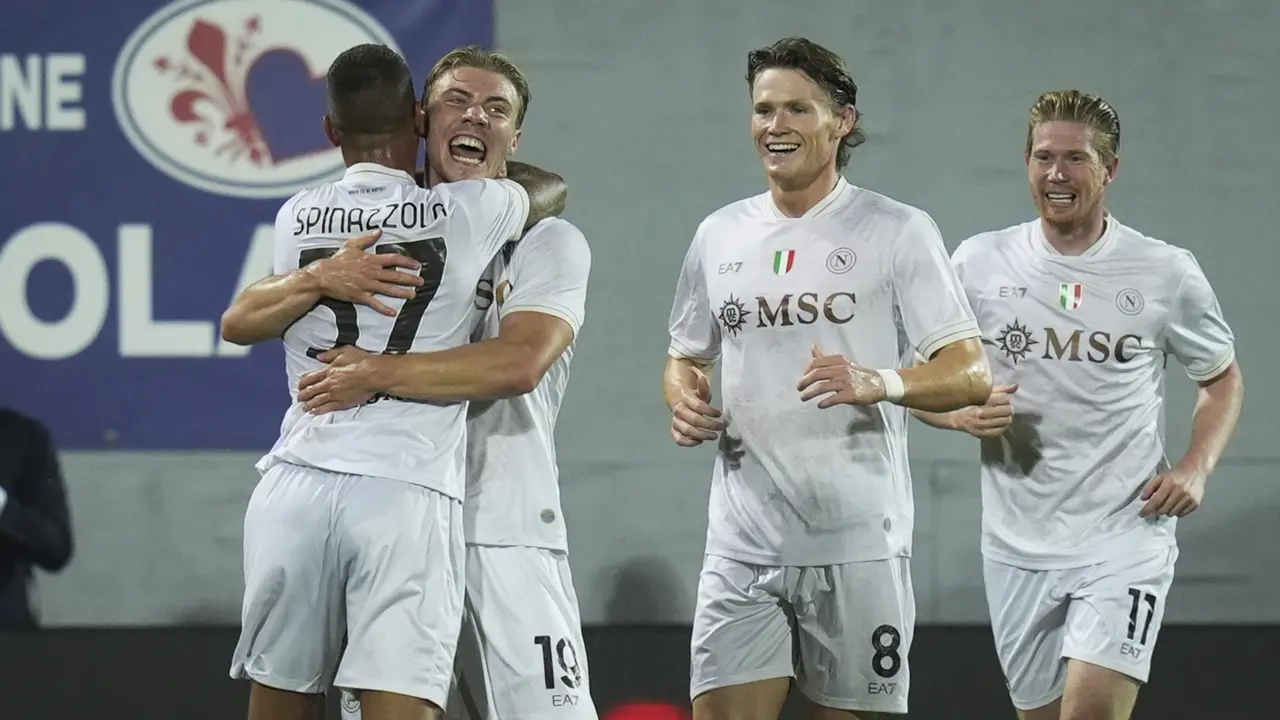 Rasmus Hojlund dari Napoli merayakan setelah mencetak gol