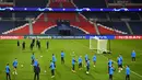 Para pemain RB Leipzig saat mengikuti sesi latihan di stadion Parc des Princes di Paris (23/11/2020). Leipzig akan bertanding melawan PSG pada Grup H Liga Champions. (AFP/Franck Fife)