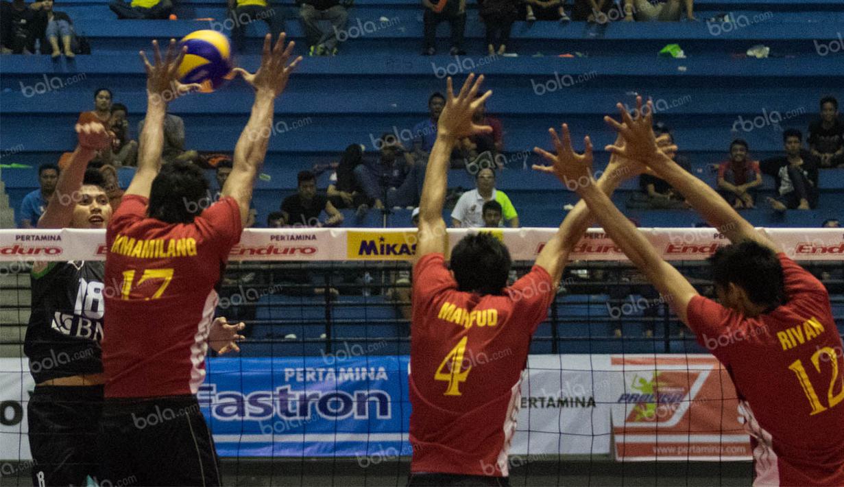 Para pevoli Samator Surabaya melakukan blocking saat melawan Jakarta BNI Taplus. Pertandingan kedua tim berjalan menarik karena terjadi susul menyusul poin. (Bola.com/Vitalis Yogi Trisna)