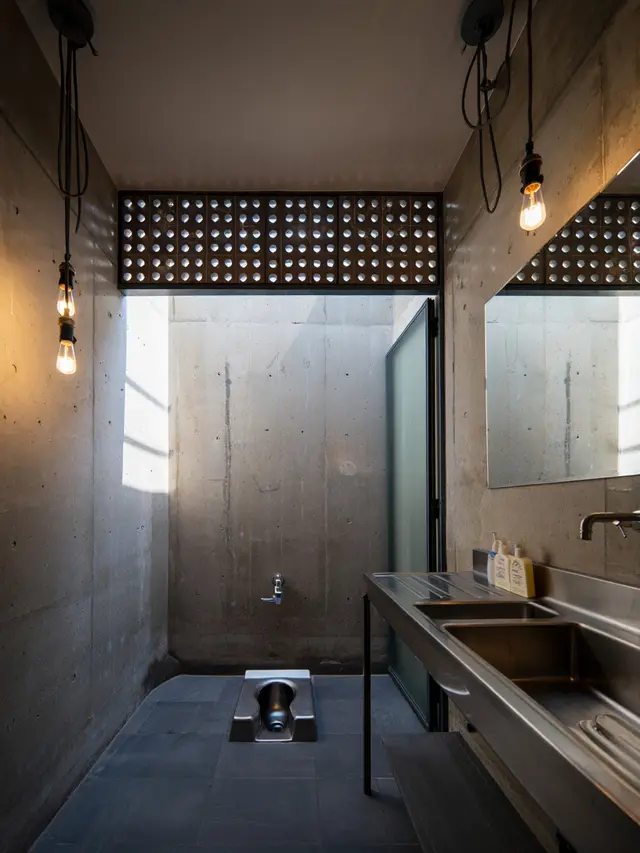Kamar mandi modern kloset jongkok (Foto: Reve Art AI)