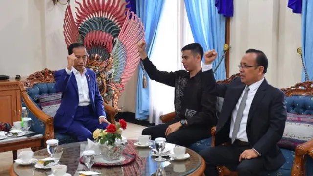 7 Potret Jokowi Semangat Belajar Bahasa Isyarat untuk Pembukaan Asian Para Games 2018