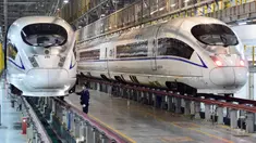 Mekanik bekerja di fasilitas pemeliharaan kereta di Hefei, China, 6 Oktober 2020. Para staf meningkatkan upaya pemeliharaan kereta cepat guna memastikan keselamatan lalu lintas seiring naiknya permintaan perjalanan pada liburan Hari Nasional dan Festival Pertengahan Musim Gugur. (Xinhua/Huang Bohan)