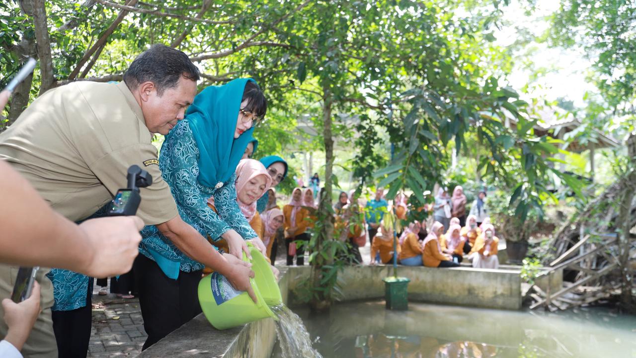 Novita Hardini Ketua TP PKK Kabupaten Trenggalek Benih Cabai, Ikan Lele dan Nila