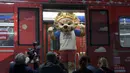Awak media mengambil gambar Zabivaka, maskot FIFA di pintu kereta Metro untuk Piala Dunia 2018 pada upacara pembukaan di Moskow, Rusia, Selasa (28/11). Kereta transportasi resmi Piala Dunia 2018 Rusia tersebut diperkenalkan ke publik. (AP/Ivan Sekretarev)