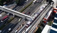 LRT Jabodebek saat melintas di kawasan Pancoran, Jakarta, Kamis (8/6/2023). (Liputan6.com/Angga Yuniar)