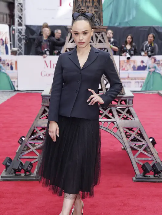 Rose Williams berpose di karpet merah saat menghadiri pemutaran perdana film 'Mrs. Harris Pergi ke Paris' di London (25/9/2022). Aktri 28 tahun ini tampil serba hitam dengan blazer ramping dan rok midi berenda di bawahnya. (Photo by Scott Garfitt/Invision/AP)