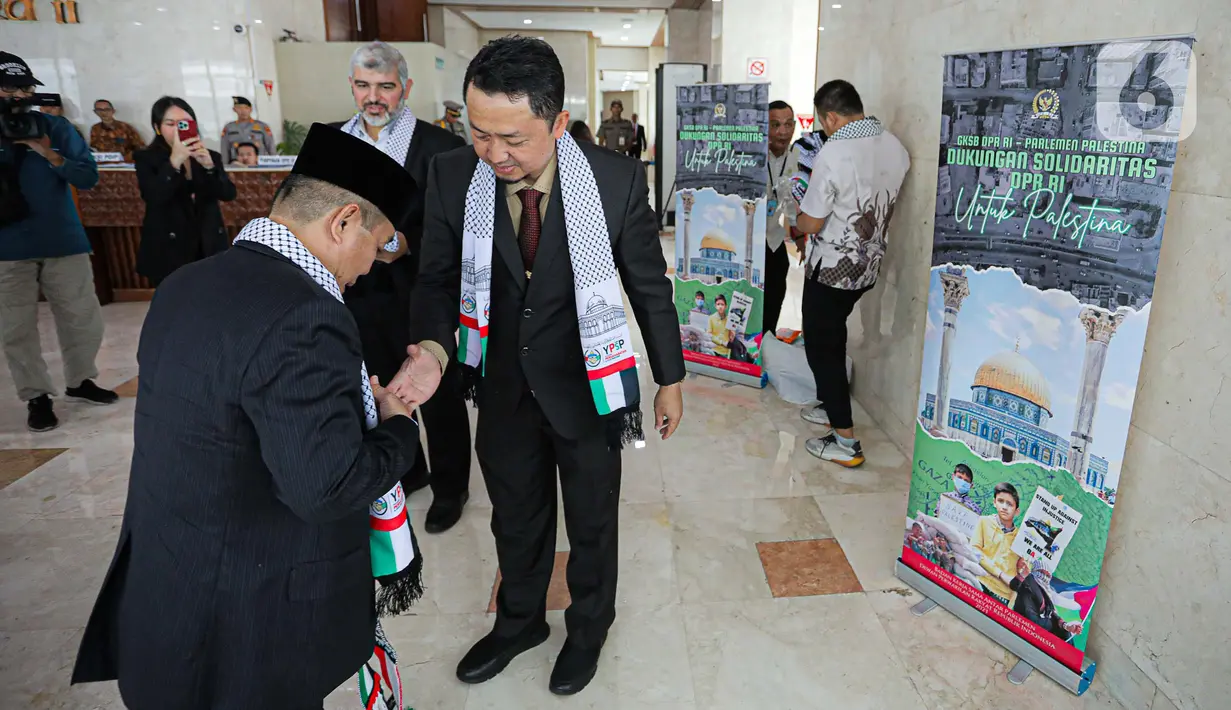 Ahed mengatakan dia datang ke DPR untuk berkoordinasi dengan GKSB dan mendiskusikan isu-isu terkini Palestina. Dia mengatakan pemberian syal ini sebagai bentuk pesan dan doa untuk rakyat Palestina. (Liputan6.com/Faizal Fanani)