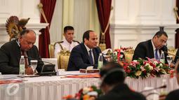 Presiden Mesir Abdel Fattah Al Sisi (tengah) saat rapat dengan Presiden Jokowi di Istana Merdeka, Jakarta, Jumat (4/9/2015). Rapat tersebut membahas kerjasama ekonomi antara Mesir dengan indonesia. (Liputan6.com/Faizal Fanani)