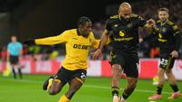 Pemain Wolves Jeanricner Bellegarde dan pemain Manchester United Bryan Mbeumo berebut bola dalam laga Liga Inggris di Molineux Stadium, Selasa, 9 Desember 2025. (Foto AP/Dave Shopland)