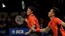 Aksi Tontowi Ahmad/Liliyana Natsir ganda campuran Indonesia saat bertanding melawan Zhang Nan/Zhao Yunlei di semifinal BCA Indonesia Open Premier Super Series 2015 di Istora Senayan Jakarta. (Peksi Cahyo/Bola.com)
