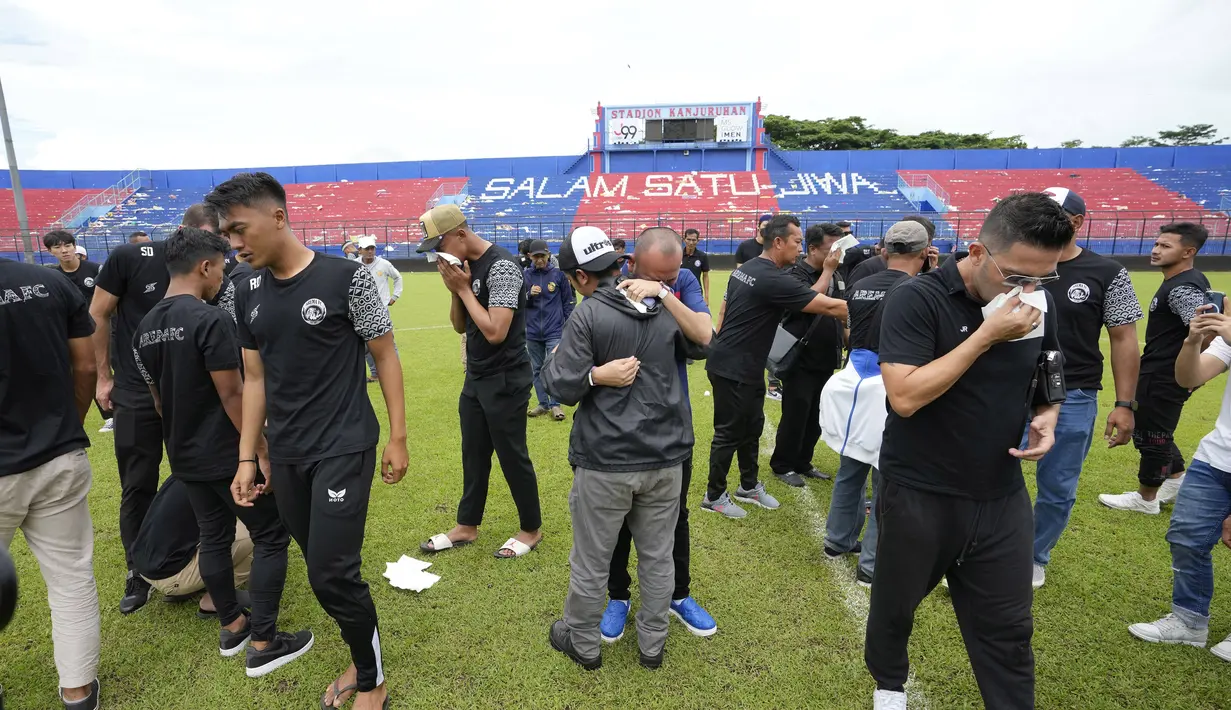 Para pemain dan ofisial klub Arema FC usai mendoakan para korban kerusuhan Stadion Kanjuruhan Malang di Malang, Senin, 3 Oktober 2022. Ratusan orang meninggal dunia dalam tragedi kerusuhan pada pertandingan sepak bola antara Arema Vs Persebaya di Stadion Kanjuruhan. (AP Photo/Achmad Ibrahim)
