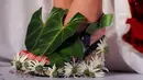 Detail sepatu unik yang dihiasi dedaunan dan bunga daun yang diperagakan saat pergelaran Biofashion di Cali, Kolombia (19/11). Peragaan busana ini menampilkan desain yang unik dan juga desain yang ramah lingkungan. (Reuters/Jaime Saldarriaga)
