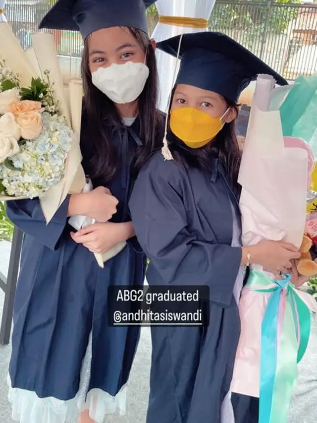 6 Momen Alya Rohali Dampingi Wisuda Putri Bungsunya, Kompak Bareng Suami