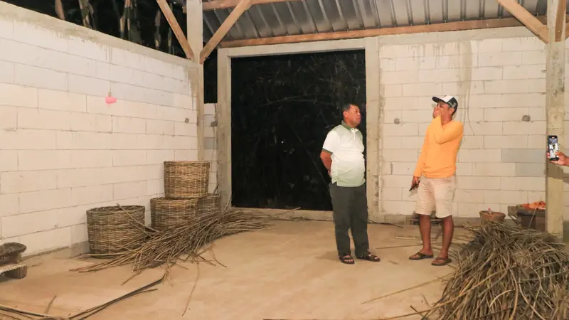 Bakal Calon Bupati (Cabup) Majalengka Eman Suherman berkunjung ke salah satu UMKM yaitu perajin rotan di Desa Leuwilaja, Kecamatan Sindangwangi.