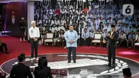 Tiga Calon Presiden, Ganjar Pranowo, Prabowo Subianto dan Anies Baswedan saat debat perdana Pilpres 2024 di halaman Gedung Komisi Pemilihan Umum (KPU), Selasa (12/12/2023). (Liputan6.com/Faizal Fanani)