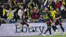 Pemain Kolombia, Daniel Munoz, melakukan selebrasi setelah mencetak gol ke gawang Spanyol dalam dalam laga persahabatan internasional yang digelar di London Stadium, Sabtu (23/3/2024). (AP Photo/Dave Shopland)