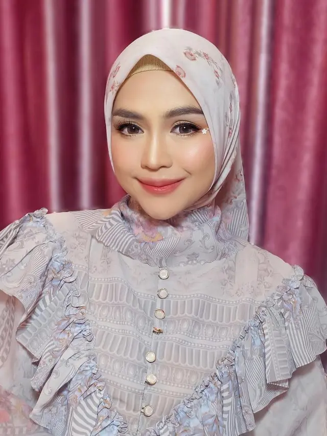 Biasa Tampil Natural, 6 Pesona Menawan Ria Ricis dengan Full Makeup yang Bikin Pangling