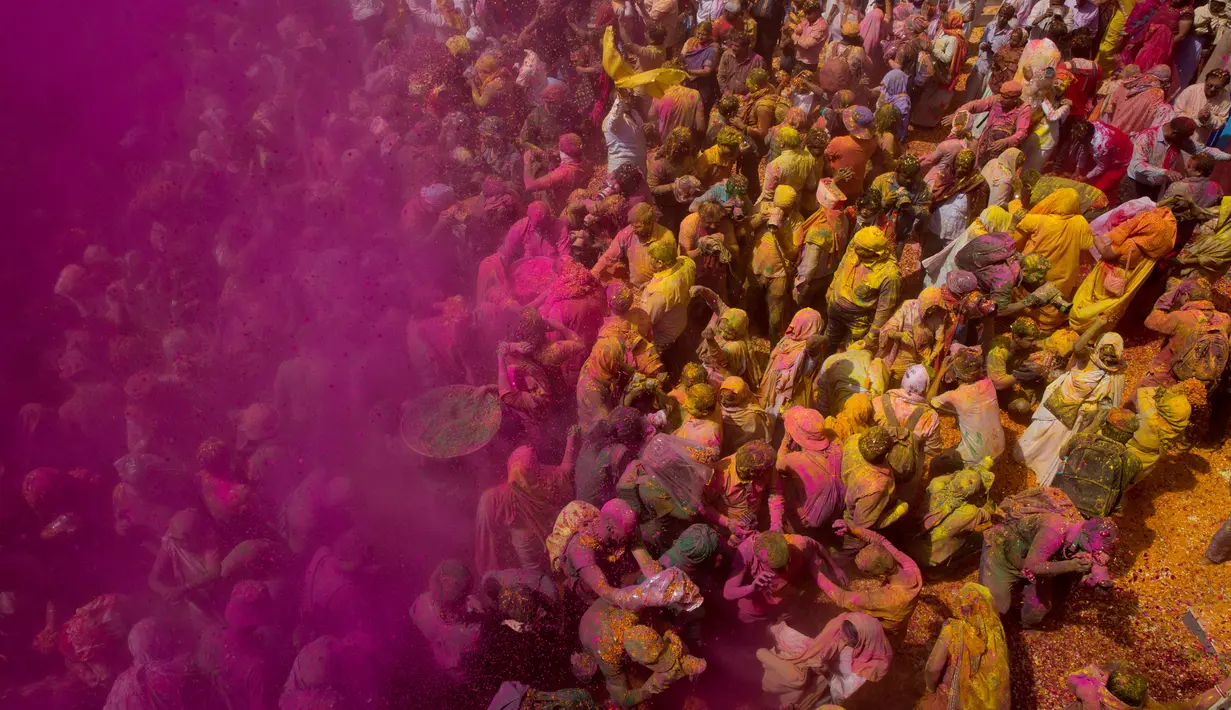 Suasana perayaan holi di kota Vrindavan, India, (9/3). Holi dirayakan di negara India, Nepal, Bangladesh, dan negara dengan pemeluk agama Hindu. (AP Photo /Manish Swarup)