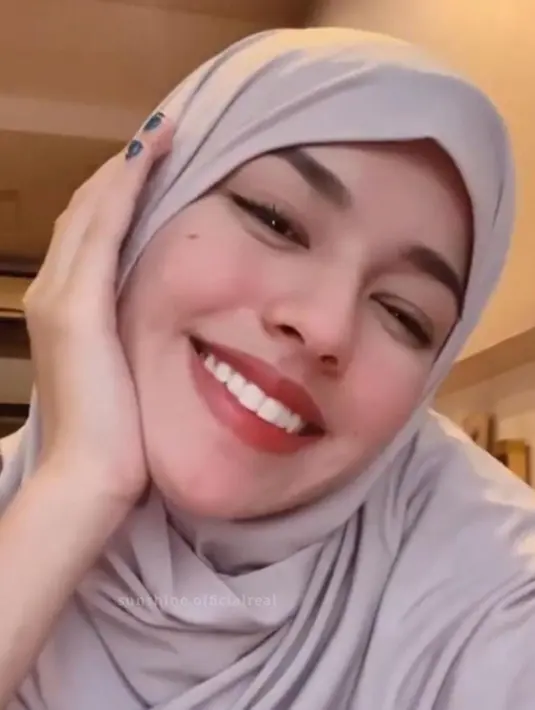Banyak orang yang kagum dengan pesona Susan Sameh saat mengenakan hijab. Mereka pun memujinya terlihat makin anggun dan cantik dalam balutan hijab. Warganet juga menyebut jika Susan Sameh begitu cocok mengenakan hijab. (Liputan6.com/IG/@susansameeh)