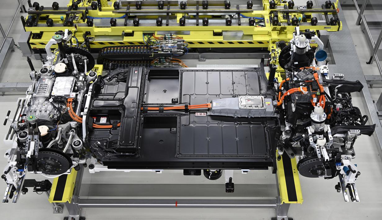 Tampilan Sasis dan unit baterai mobil listrik Porsche Taycan saat proses perakitan di pabrik perusahaan Porsche AG di Stuttgart, Jerman, Rabu (4/3/2020). Porsche Taycan merupakan mobil bertenaga listrik pertama  dari pembuat mobil mewah Jerman, Porsche AG. (AFP Photo/Thomas Kienzie)