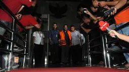 Budi Supriyanto keluar dari Gedung KPK usai menjalani pemeriksaan, Jakarta, Selasa (15/3/2016). Politisi Partai Golkar tersebut resmi ditahan karena terbukti menerima  305 ribu dolar Singapura dalam proyek di Kementerian PUPR. (Liputan6.com/Helmi Afandi)