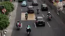 Sejumlah kendaraan roda dua melintasi Jalan MH Thamrin-Medan Merdeka Barat, Jakarta Pusat, Kamis (11/1). Para pengendara sepeda motor bebas melintas di ruas jalan tersebut setelah tidak ada lagi rambu larangan. (Liputan6.com/Arya Manggala)
