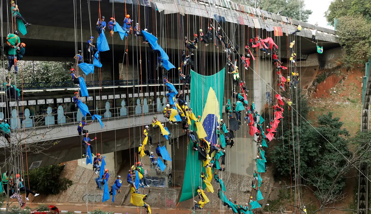 Aksi para pendaki profesional membuat cincin Olimpiade 2016 di Sao Paulo, Brasil (31/7). Aksi ini dilakukan untuk menyambut dan memeriahkan Olimpiade 2016. (REUTERS/Paulo Whitaker) 