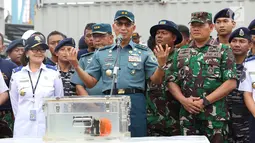 Kapushidrosal Laksda TNI Harjo Susmoro memberi keterangan terkait black box bagian Cockpit Voice Recorder (CVR) pesawat Lion Air JT 610 kepada awak media di Pelabuhan Tanjung Priok, Jakarta, Senin (14/1).  (Liputan6.com/Immanuel Antonius)