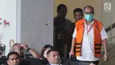 Bupati Bandung Barat nonaktif Abubakar menggenakan rompi oranye dan masker usai menjalani pemeriksaan lanjutan di gedung KPK, Jakarta, Rabu (25/7). Abubakar diperiksa sebagai tersangka untuk melengkapi berkas. (Merdeka.com/Dwi Narwoko)