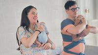 6 Potret Steffi Zamora dan Nino Fernandez Ikut Kelas Newborn Care, Persiapan Jadi Ortu