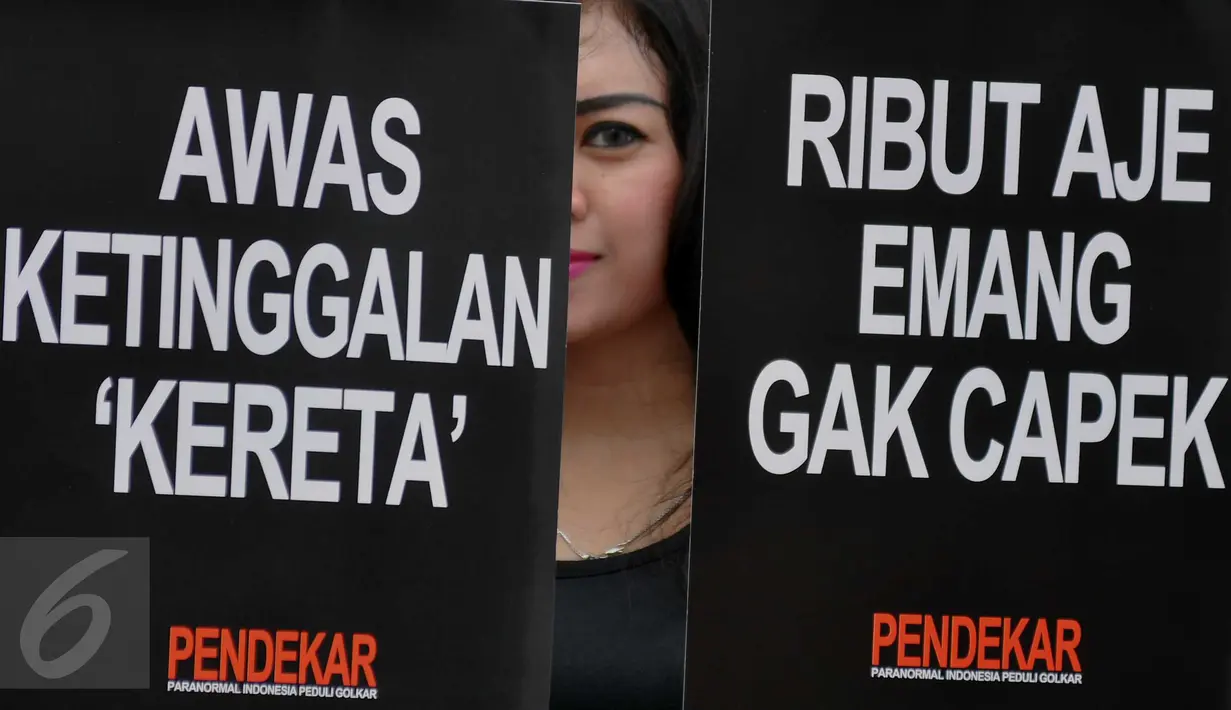 Model memperlihatkan spanduk saat aksi ruwat di Kawasan Bundaran Patung Kuda, Jakarta (1/2/2016). Dalam aksi tersebut mereka berharap Partai Golkar agar dapat bersatu kembali. (Liputan6.com/Gempur M Surya)