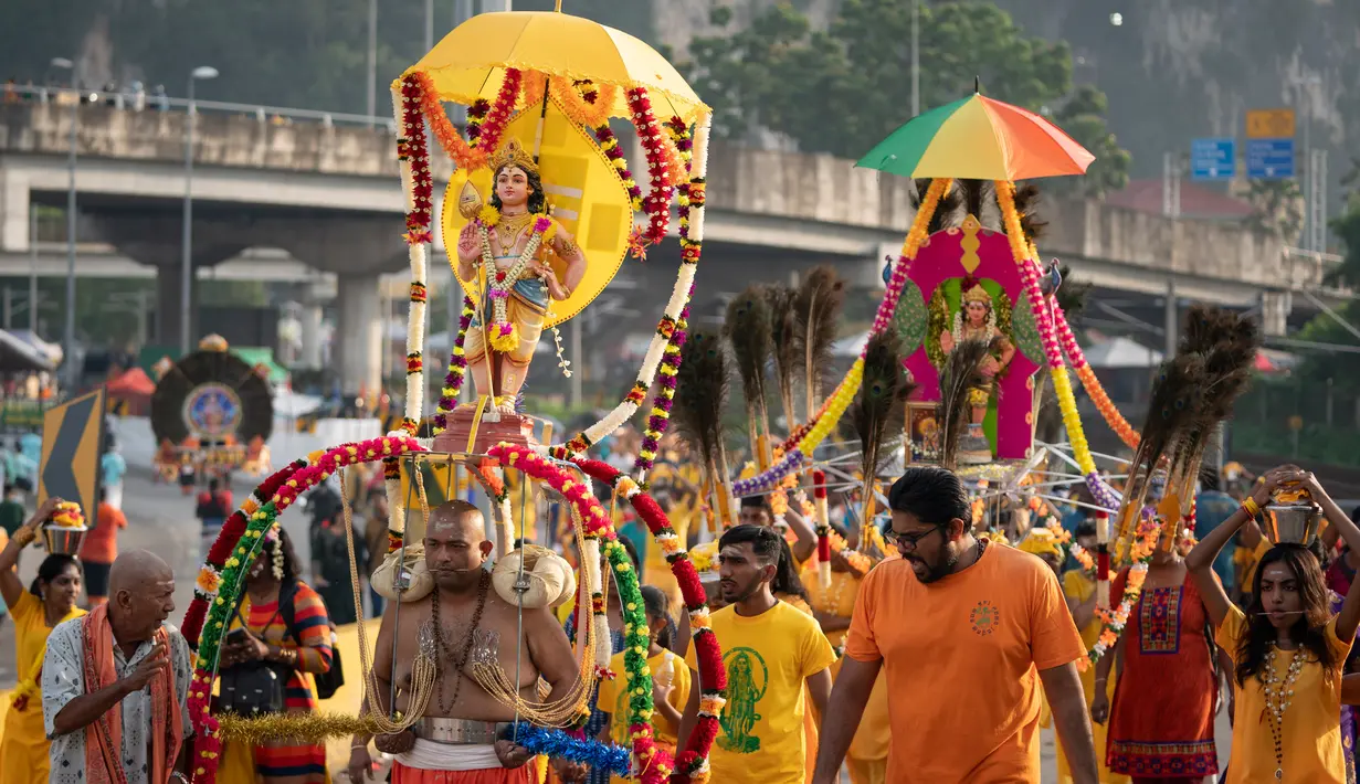 Umat Hindu membawa sesembahan saat Festival Thaipusam di Batu Caves, Kuala Lumpur, Malaysia, Sabtu (8/2/2020). Acara tahunan ini digelar untuk menghormati Dewa Murugan, mencari berkah, memenuhi sumpah, dan mengucapkan terima kasih. (AP Photo/Vincent Thian)