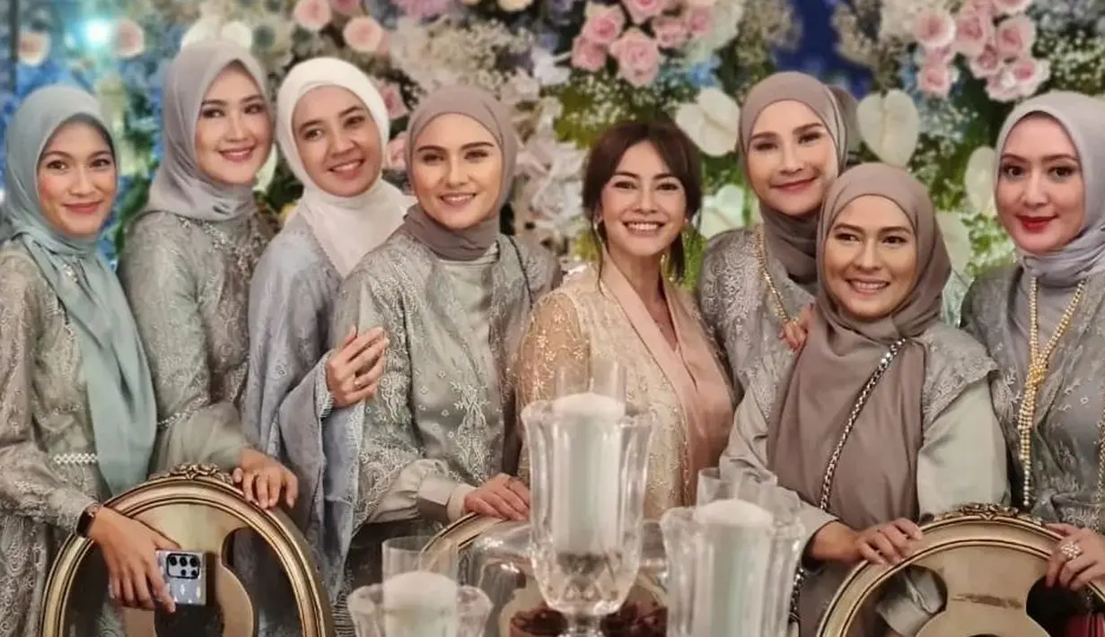 Masayu Anastasia bersama para artis dan istri artis yang jadi groomsman. Artis-artis tersebut menjadi bridesmaid dipernikahan Sahrul dan Dine. [Instagram/dude2harlino]