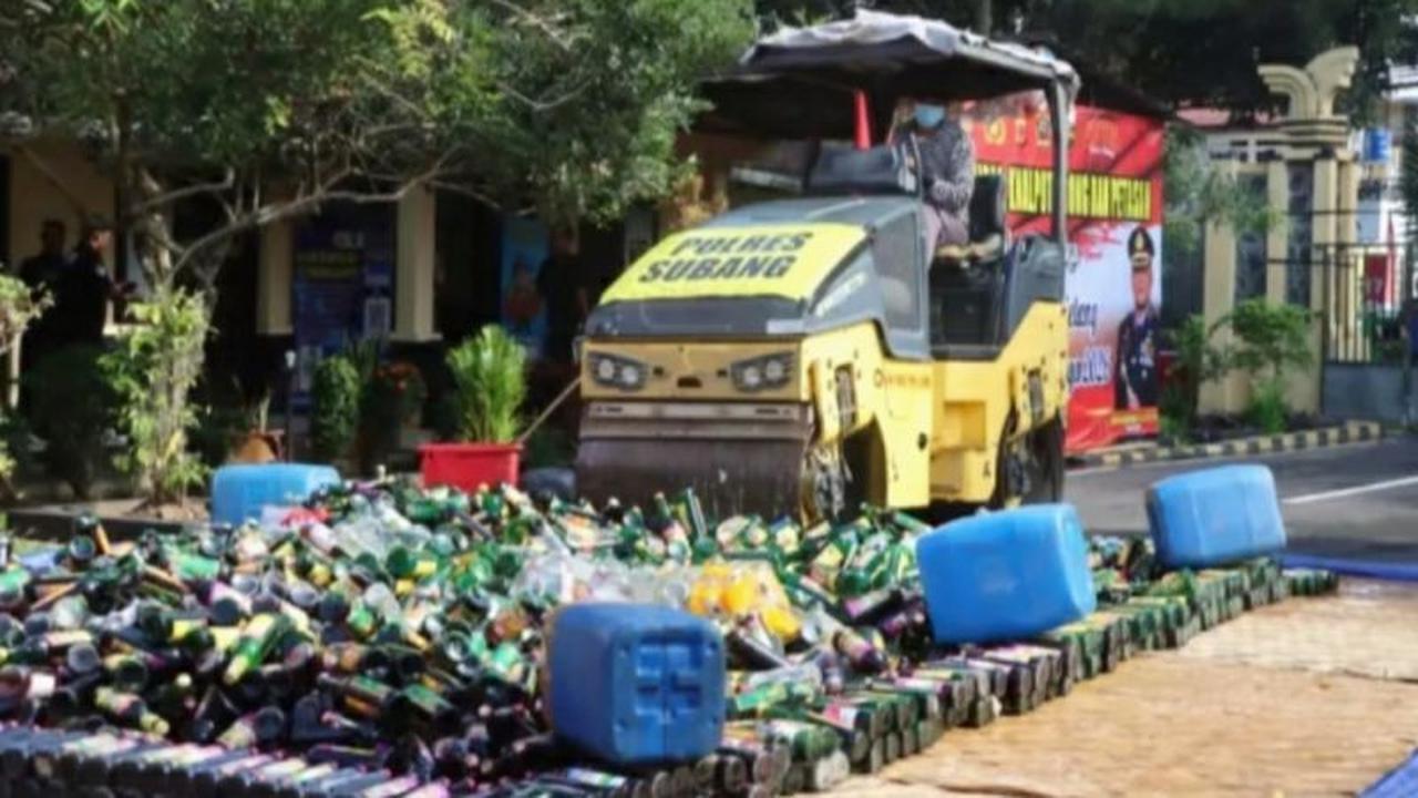 Polres Subang Musnahkan Ribuan Miras, Knalpot Brong, dan Petasan Jelang Lebaran