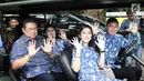 Presiden ke-6 RI Susilo Bambang Yudhoyono bersama Ani serta Edhie Baskoro dan Aliya Rajasa menggunakan mobil golf mendatangi TPS 06 Nagrak untuk mencoblos pada Pilkada Serentak 2018 di Gunung Putri, Bogor, Rabu (27/6). (Liputan6.com/Herman Zakharia)