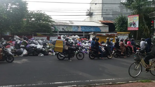 6 Potret Jalanan Jogja Penuh dengan Sampah, Bikin Risih Masyarakat