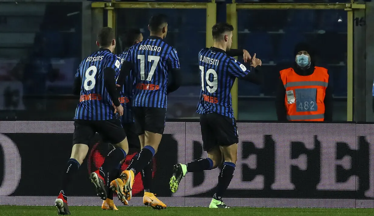 Pemain Atalanta Berat Djimsiti (kanan) melakukan selebrasi usai mencetak gol ke gawang Lazio pada pertandingan Coppa Italia di Stadion Gewiss, Bergamo, Italia, Rabu (27/1/2021). Atalanta melaju ke semifinal Coppa Italia usai menaklukkan Lazio 3-2. (Stefano Nicoli/LaPresse via AP)