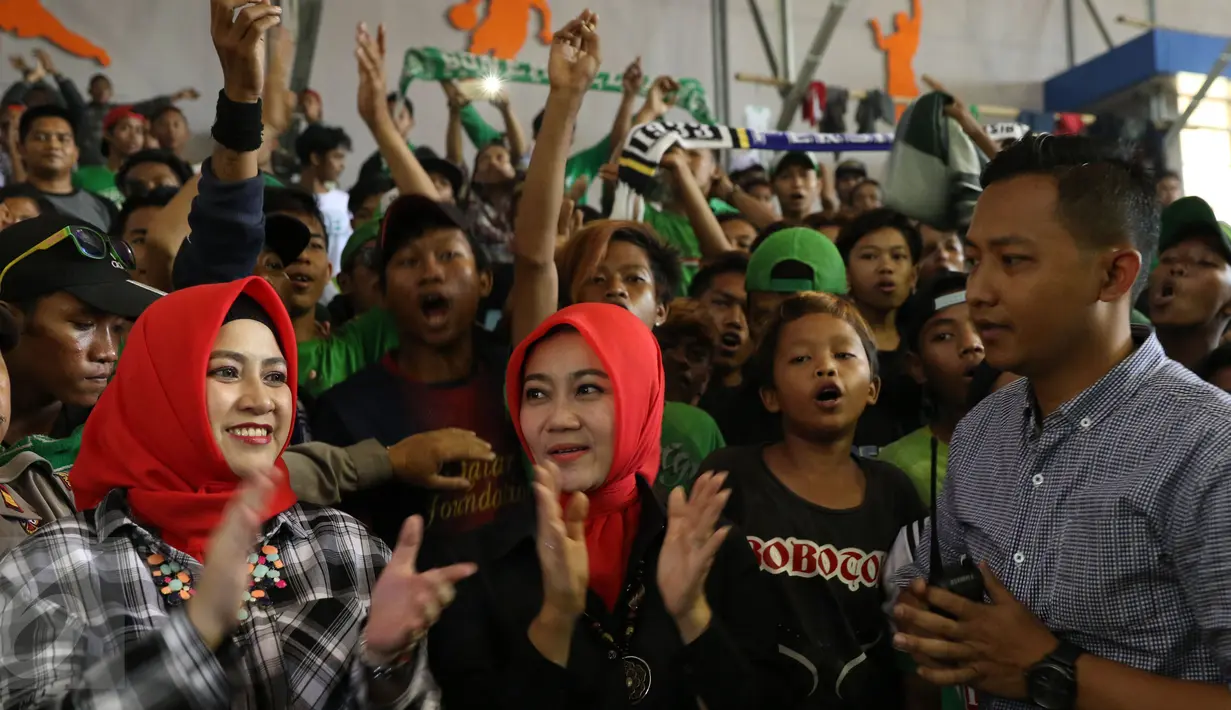 Istri Walikota Bandung Ridwan Kamil, Atalia Praratya (tengah) bertepuk tangan bersama pendukung Persebaya Surabaya di GOR Padjajaran, Bandung, Sabtu (7/1). Tiba di Bandung, ratusan bonek berkumpul di GOR Padjajaran. (Liputan6.com/Helmi Fithriansyah)