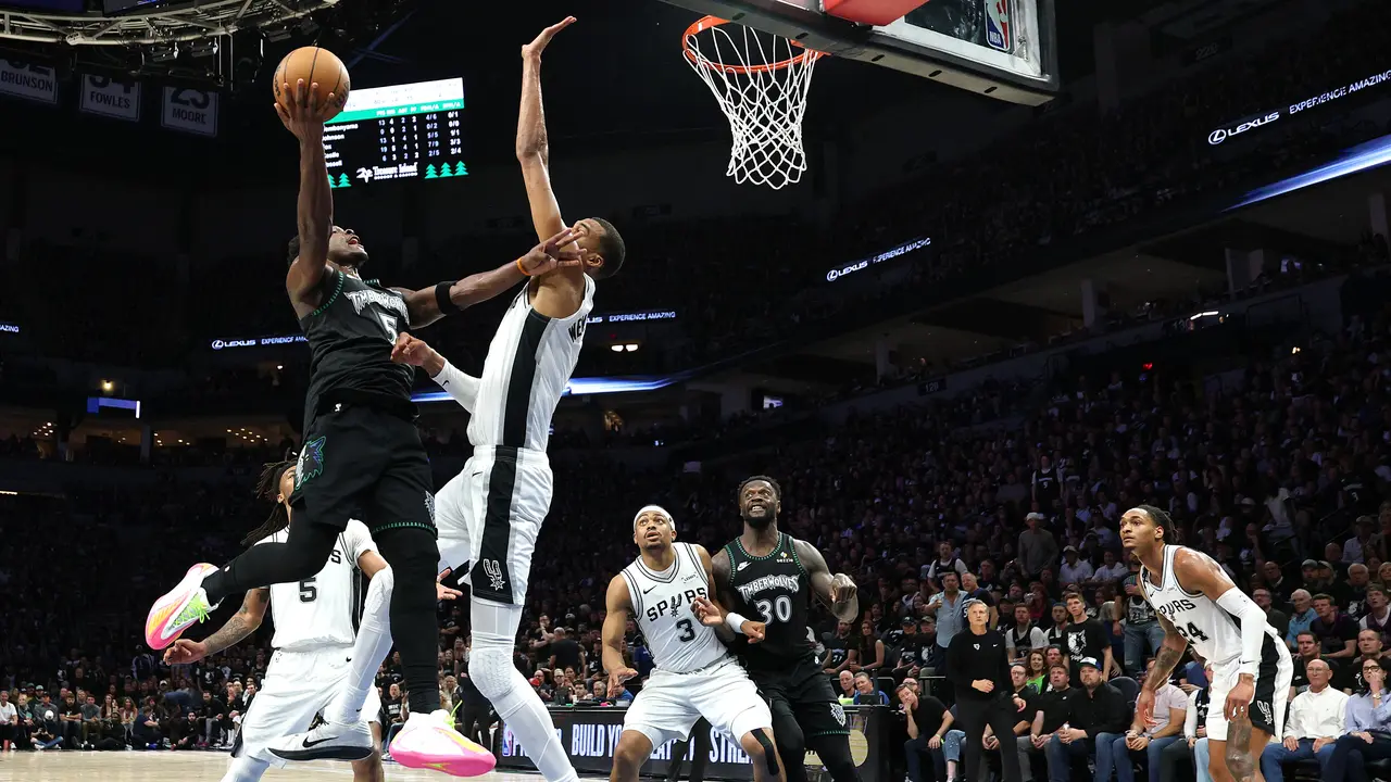 Wembanyama beraksi memblok tembakan Anthony Edwards di semifinal wilayah NBA 2026